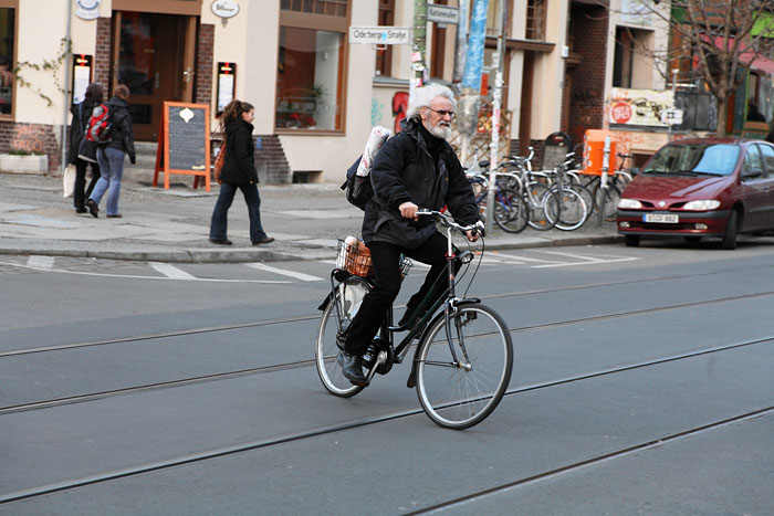 Radfahrer quert Kastanienallee Kopie